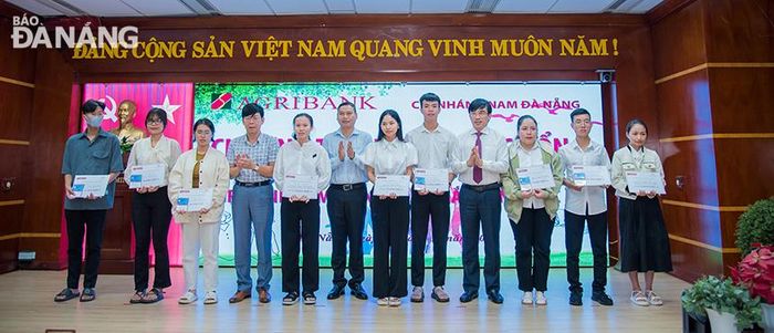 Phó Chủ tịch Thường trực UBND thành phố Hồ Kỳ Minh trao học bổng cho sinh viên.