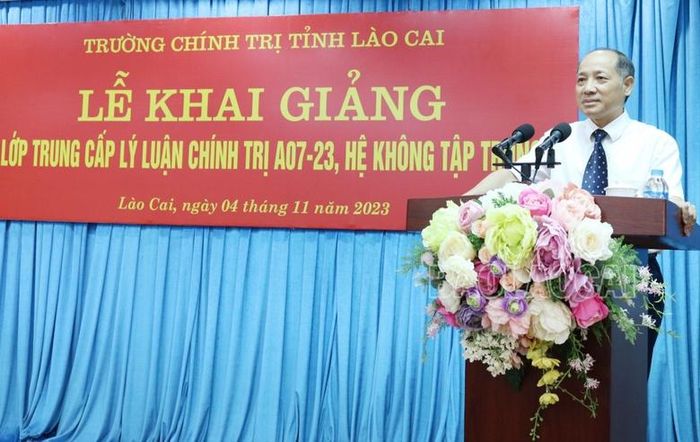  Đồng chí Hứa Tân Hưng, Hiệu trưởng Trường Chính trị phát biểu khai giảng lớp học. 