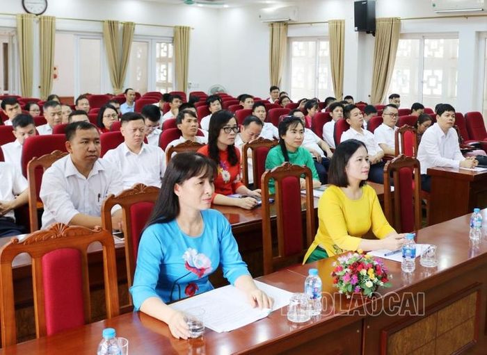  Đại biểu và các học viên dự lễ khai giảng. 