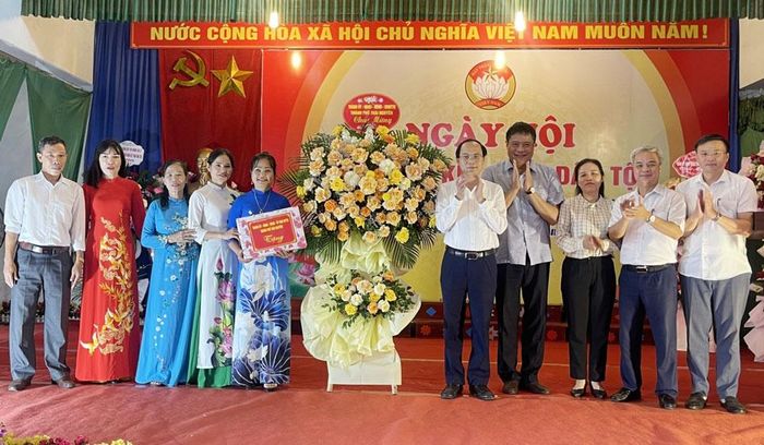 Lãnh đạo UBND TP. Thái Nguyên tặng quà và chúc mừng nhân dân TDP 3, phường Tích Lương, tại Ngày hội.