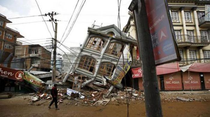 Nhà cửa đổ sập sau trận động đất ở Nepal. Ảnh: Jagran