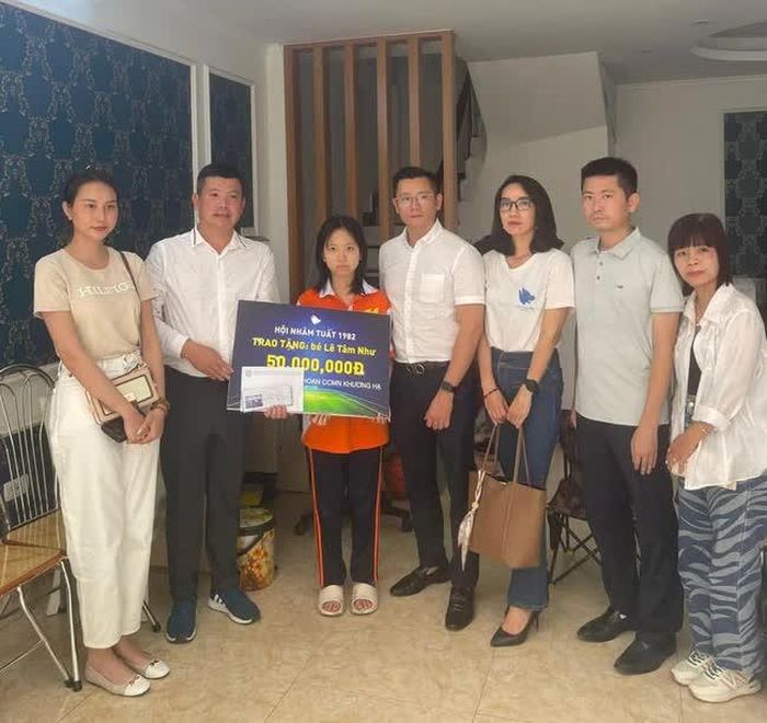 Các thành viên Hội Nhâm Tuất chia sẻ khó khăn với gia đình nạn nhân vụ cháy tại Thanh Xuân, Hà Nội