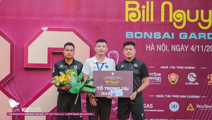 Trưởng Ban tổ chức giải Hà Huy Thành trao giải cho Tổ trọng tài xuất sắc nhất