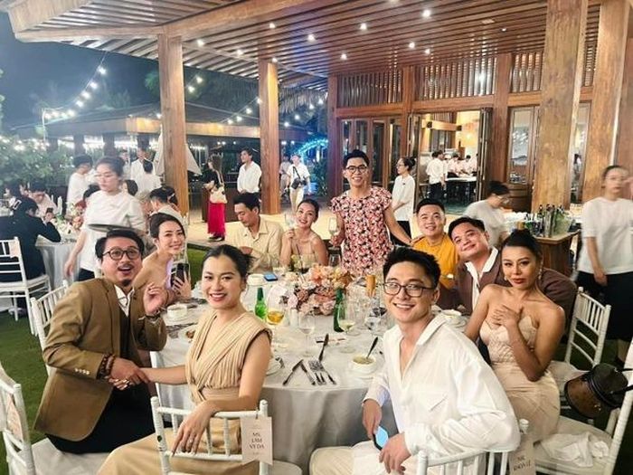Minh Dự lại chơi trội hơn khi diện đồ bộ ngồi cùng bàn với đội nghệ sĩ mặc sang trọng, trong đó có vợ chồng Lâm Vỹ Dạ - Hứa Minh Đạt, Thu Trang, Nam Thư...