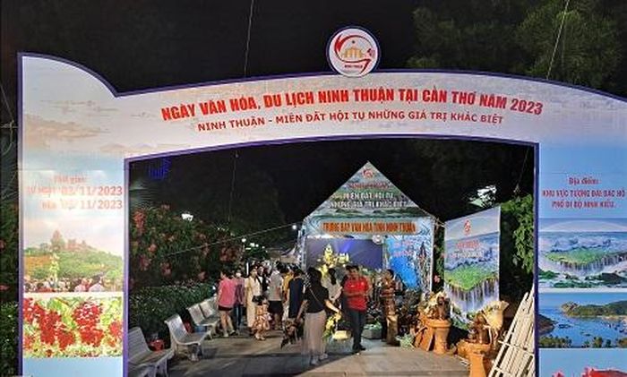 Gian hàng trưng bày sản phẩm của tỉnh Ninh Thuận tại ngày hội.