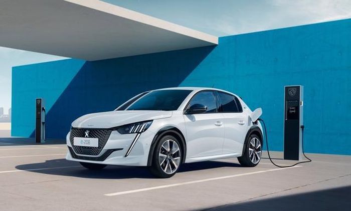 Các giám đốc điều hành của Peugeot cho biết họ có thể cung cấp mẫu xe điện cỡ nhỏ e-208 (hình trên) với mức giá thuê thấp nhất là 130 euro một tháng (có ưu đãi) vì giá trị còn lại cao của thương hiệu.