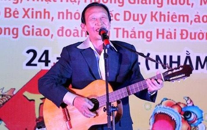 Gần 70 tuổi, nhạc sĩ Thế Hiển vẫn dành phần lớn thời gian để sáng tác và biểu diễn. Ảnh: ST