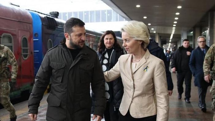 Chủ tịch Ủy ban châu Âu (EC) bà Usurla Von der Layen vừa tới Kiev