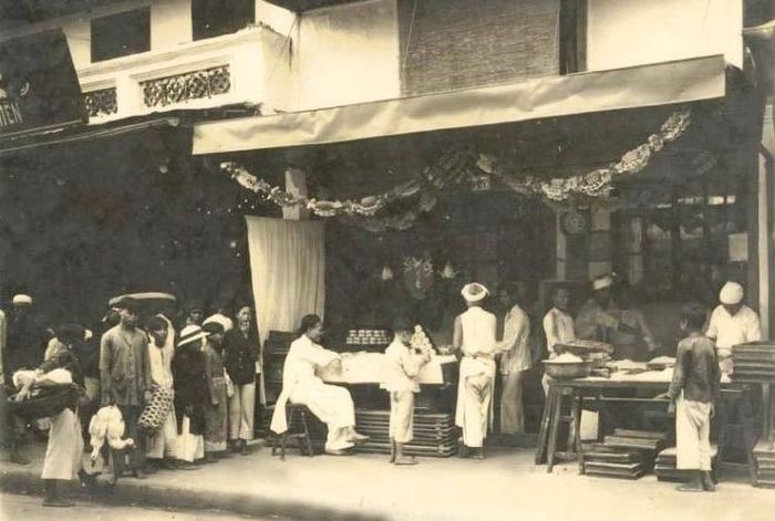Cửa hàng bánh kẹo ở Hàng Đường trước năm 1960. Ảnh: Nhan's Blog