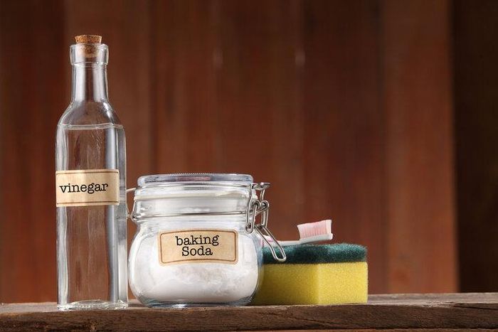 Có thể sử dụng giấm và baking soda để sửa vòi hoa sen bị tắc. (Ảnh: Custom Maid)