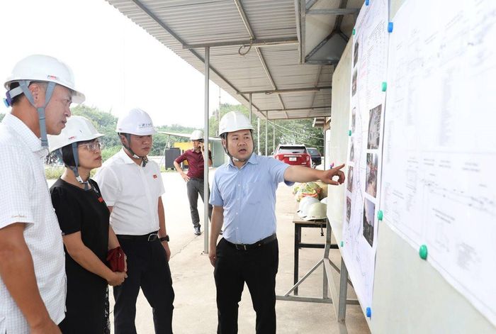 Đoàn giám sát của HĐND thành phố khảo sát tiến độ triển khai hệ thống xử lý nước thải Yên Xá (huyện Thanh Trì).
