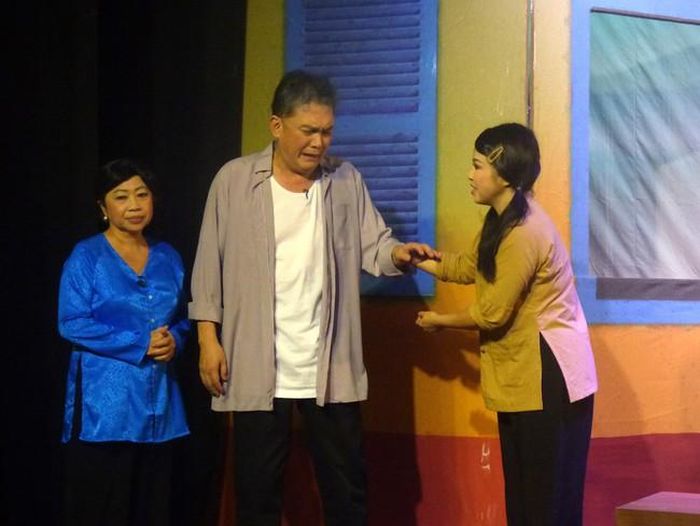 Từ trái sang: Phi Phụng (bà Ngọc), NSƯT Hữu Châu (ông Hoàng) và Hương Giang (Tươi). Ảnh: H.K