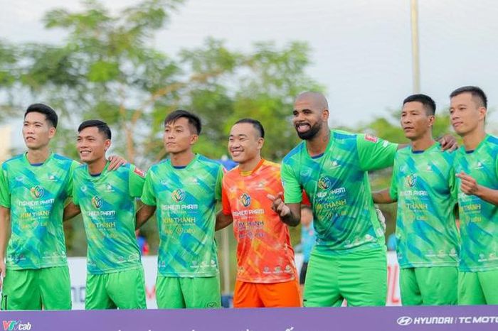 Vua phá lưới V-League 2017 giờ là thần tượng mới của nhiều CĐV ở sân cỏ phong trào. Ảnh: NP