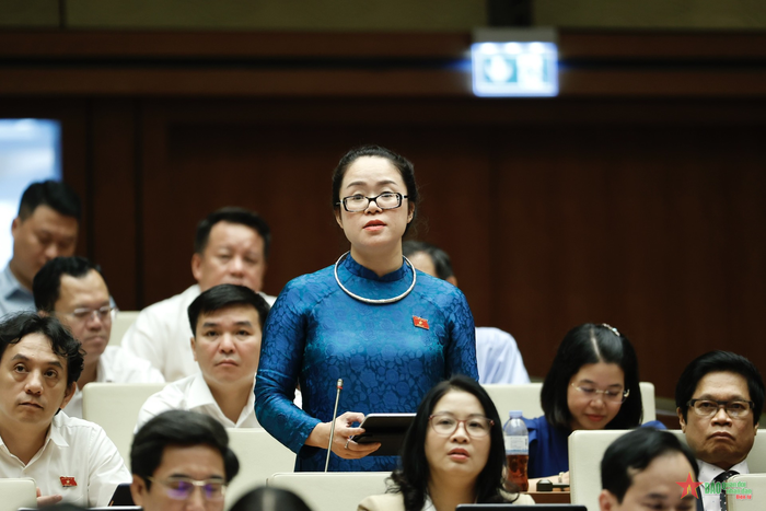  Đại biểu Dương Minh Ánh (đoàn Hà Nội) đặt câu hỏi chất vấn Bộ trưởng Bộ Tài chính. Ảnh: TRỌNG HẢI