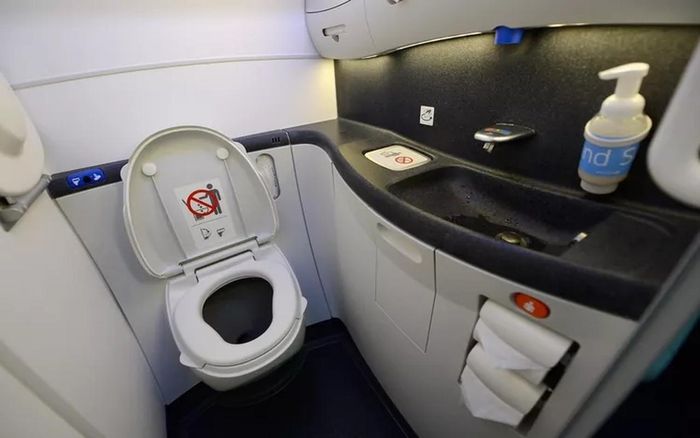 FAA cấm hút thuốc trên máy bay vào năm 2000, song những hành khách tinh mắt biết rằng nhà vệ sinh trên máy bay vẫn có gạt tàn thuốc lá. Thiết kế này nhằm đề phòng hành khách hút thuốc trong nhà vệ sinh, có nơi để đặt điếu thuốc mà không gây ra bất kỳ thiệt hại nghiêm trọng nào. Ảnh: Travelandleisure