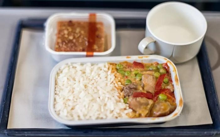 Thức ăn trên máy bay có tiếng xấu, nhưng bản thân thức ăn không hoàn toàn có lỗi - lỗi thực sự nằm ở máy bay. Một nghiên cứu của Đại học Cornell năm 2015 cho thấy môi trường bên trong máy bay thực sự làm thay đổi mùi vị của thức ăn và đồ uống: đồ ngọt có vị ít ngọt hơn, trong khi vị mặn lại tăng lên. Ảnh: Getty