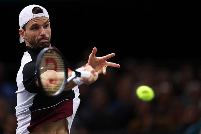 Bước ngoặt set 1 đến ở ván 7, Dimitrov 2 lần đánh hỏng. Djokovic không bỏ qua thời cơ đó, chơi chắc trong các ván giao bóng còn lại để đoạt set 1 với tỷ số 6-4 cho dù tay vợt người Bulgaria tìm cách chơi bóng bền trong ván cuối.