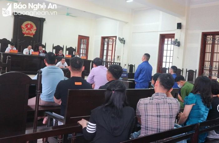 Nhiều bị hại đến tham dự phiên tòa do Đức lừa đảo. Ảnh: Trần Vũ