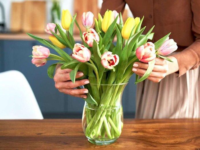 Vệ sinh bình hoa cũng là cách giữ hoa tươi lâu. (Ảnh: realsimple)