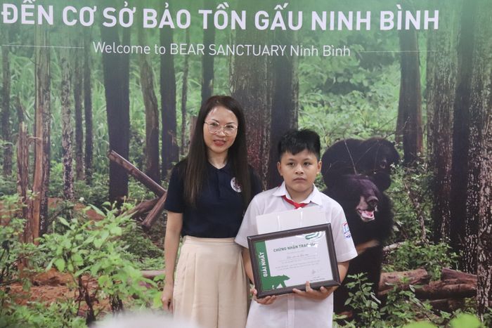 Em Trần Quốc Bảo giành giải nhất cuộc thi với tác phẩm ‘Gấu con ra đón mẹ’.