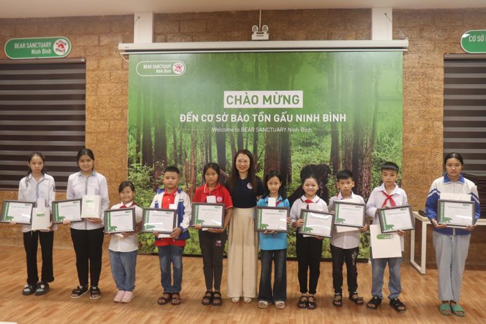 Các bạn học sinh có các tác phẩm đạt giải tại cuộc thi. Ảnh: Đình Minh