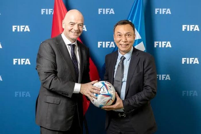 Ông Trần Quốc Tuấn (phải) bác bỏ tin đồn Việt Nam được FIFA tài trợ 100 triệu USD để xây 2 SVĐ mới (Ảnh: VFF)