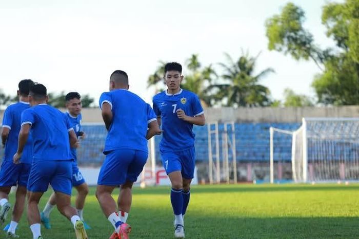 Đình Bắc (số 7) gặp chấn thương trong lúc tập luyện cùng CLB Quảng Nam (Ảnh: CLB Quảng Nam)