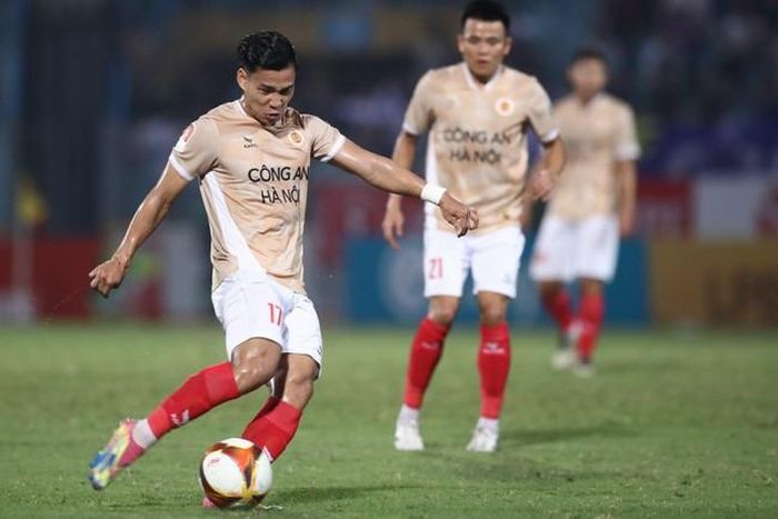Văn Thanh hay Văn Luân cũng là những lựa chọn mà HLV Troussier đánh giá chất lượng từ CAHN. Ảnh: Hoàng Linh