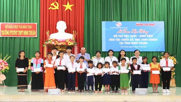 Ông Trương Hòa Bình, nguyên Ủy viên Bộ Chính trị, nguyên Phó Chủ tịch Thường trực Chính phủ, Chủ tịch danh dự chương trình “Tự hào cờ Tổ quốc” trao học bổng cho các em học sinh dân tộc thiểu số.