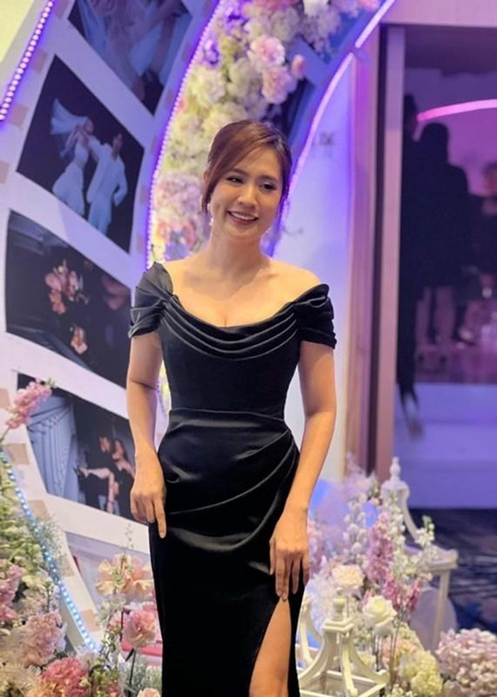 Vợ chồng Thanh Thúy - Đức Thịnh cũng là khách mời đám cưới Gin Tuấn Kiệt. Chia sẻ về trang phục, Thanh Thúy hài hước cho biết: “Sau bao chịu đựng đứng yên 20 phút cho ba người siết eo, hiện giờ đi đám cưới mà không ăn được nhiều nhưng eo em 59 là đói cũng vui”.