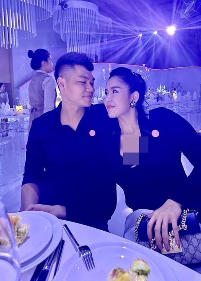 Chưa chụp ảnh được cùng cô dâu chú rể, hai vợ chồng Lê Phương tạo dáng tình tứ. “Mong hai em cũng ngọt ngào hạnh phúc mãi mãi như vậy nhé”, Lê Phương nhắn nhủ Gin Tuấn Kiệt và Puka.