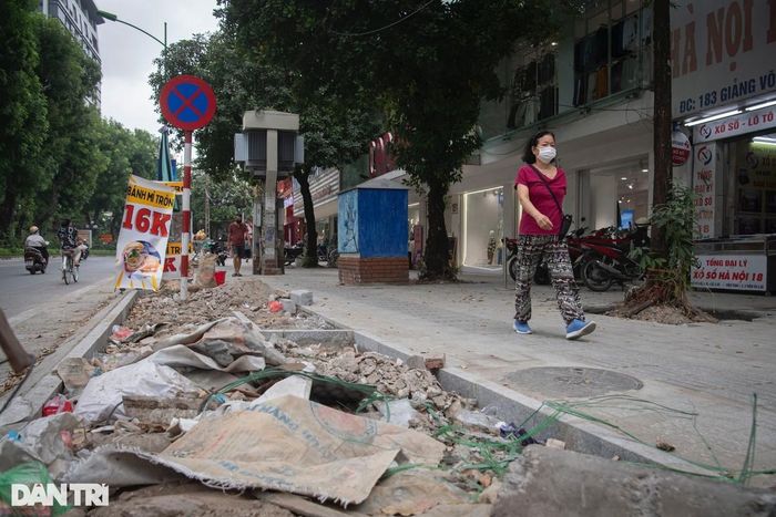 Trên phố Giảng Võ (quận Ba Đình), vỉa hè cũng bị đào xới và đang trong quá trình hoàn thiện lát đá. Phần rác thải như vỏ bao xi măng, đất đá chưa được dọn dẹp tràn xuống lòng đường gây mất mỹ quan đô thị.