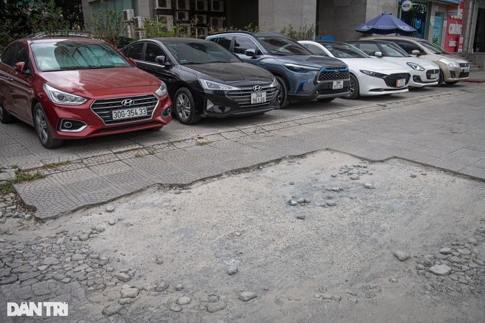 Việc đỗ xe ô tô dày đặc mặt vỉa hè cũng phần nào giảm tuổi thọ của đá lát, dễ gây hư hỏng.