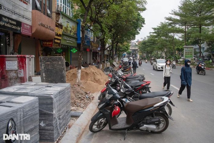 Phần vỉa hè không còn lối đi khiến nhiều người dân phải đi xuống lòng đường, phương tiện muốn vào hàng quán trên phố Trần Thái Tông cũng xếp dài dưới đường.