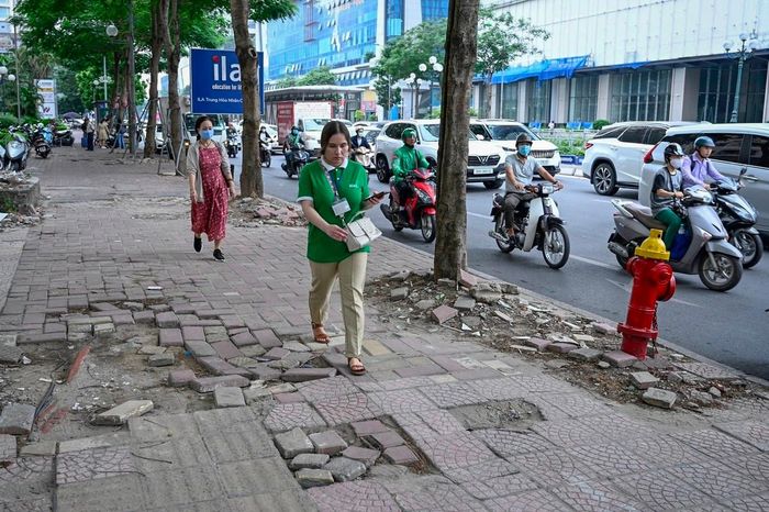 Bên cạnh các tuyến phố đang được thay mới đá lát vỉa hè thì vẫn còn vỉa hè nhiều tuyến phố xuống cấp nghiêm trọng, ảnh hưởng tới việc đi lại của người dân.
