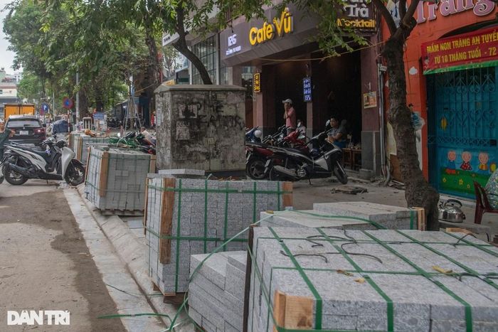 Những chồng đá tự nhiên được xếp chồng chất kín lề đường, sẵn sàng đem tới diện mạo mới tại vỉa hè khu vực này.