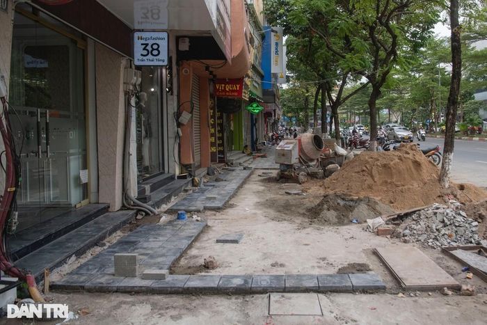 Đất đá, phế thải xây dựng... ngổn ngang trên vỉa hè phố Trần Thái Tông (quận Cầu Giấy) gây bất tiện cho việc đi lại của người dân. Nhiều người dân nêu ý kiến thắc mắc rằng cứ vào 2 tháng cuối năm là thấy các tuyến phố ở Hà Nội cấp tập đào xới, thay đá vỉa hè, tu sửa mặt đường. Trong khi đó nhiều tháng còn lại trong năm họ không thấy các đơn vị triển khai thi công.