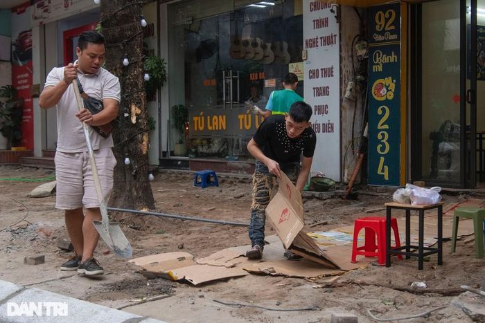 Tuy nhiên, việc thi công lát đá vỉa hè trong thời gian dài cũng ảnh hưởng tới cuộc sống và sinh hoạt của người dân quanh khu phố.