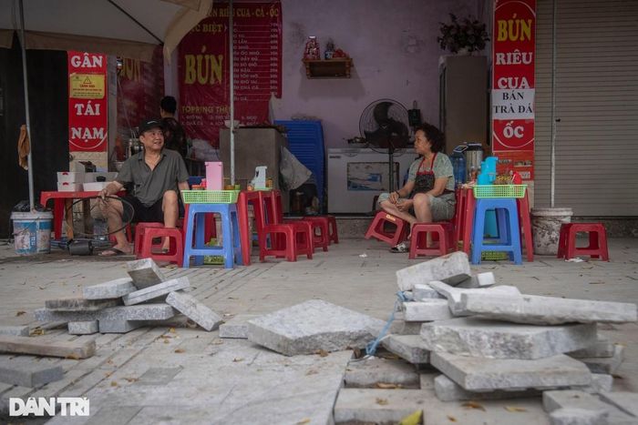 Cô Phùng Thanh Phương, chủ cửa hàng bún riêu trên phố Ô Chợ Dừa (quận Đống Đa) tỏ ra ngao ngán khi quán ăn trở nên vắng khách từ khi vỉa hè tu sửa. "Khách hàng không dám tới ăn vì bụi bặm, bất tiện trong việc đi lại, chính vì vậy việc kinh doanh doanh thu của quán cũng bị ảnh hưởng", cô Phương giãi bày.