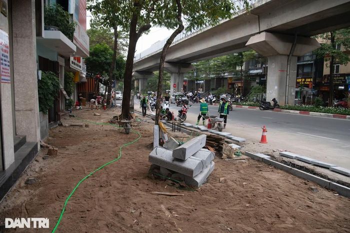 Phần đá vỉa hè cũ đã được công nhân tháo dỡ, để trơ ra phần đất, chuẩn bị được thay thế bằng lớp đá mới.