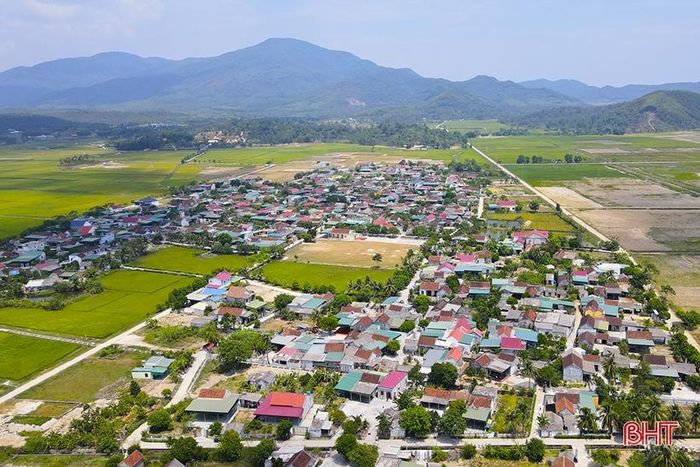 Những miền quê dưới chân núi Hồng ngày càng khang trang, vang lên những thanh âm mùa đông tươi vui, hạnh phúc. Trong ảnh: Một góc nông thôn mới xã Hồng Lộc (Lộc Hà) hôm nay.