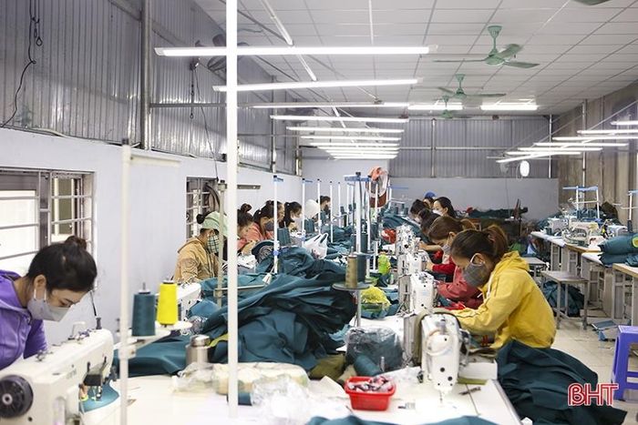 Công nhân làm việc tại xưởng của Tổ hội nghề may khu tái định cư Đông Yên (Kỳ Lợi, TX Kỳ Anh).