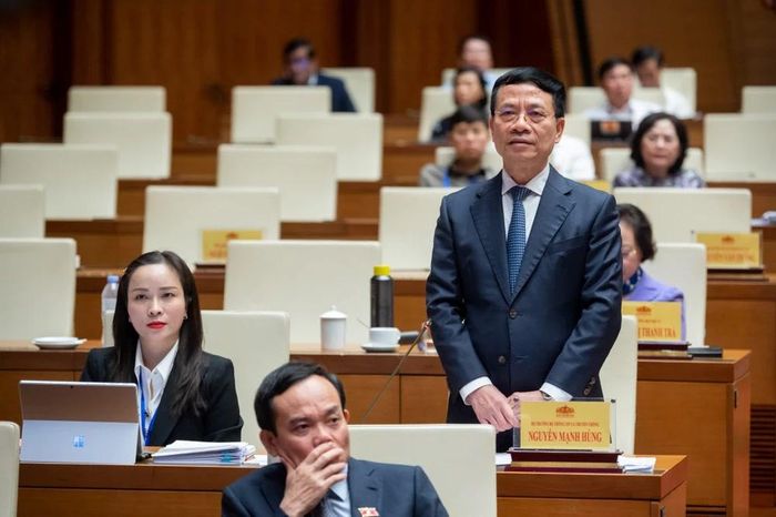 Bộ trưởng Bộ Thông tin và Truyền thông trả lời chất vấn. (Ảnh: CTV/Vietnam+)
