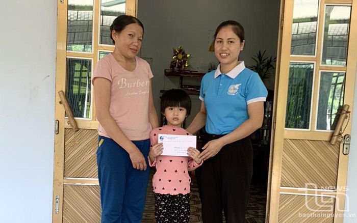 Hội LHPN xã Minh Tiến (Đại Từ) đã phối hợp với các nhà hảo tâm nhận đỡ đầu 3 trẻ em mồ côi đến năm 18 tuổi.