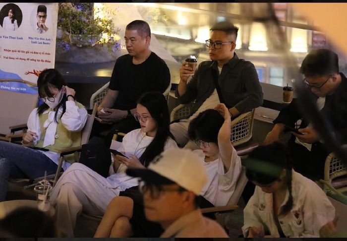 Nhiều bạn trẻ đến tham gia buổi trò chuyện trên không gian sân thượng của thư viện Read Station (Hà Nội)