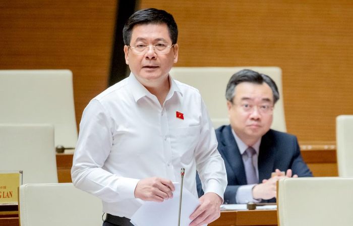 Bộ trưởng Bộ Công thương Nguyễn Hồng Diên trả lời chất vấn