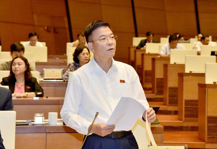 Bộ trưởng Bộ Tư pháp Lê Thành Long trả lời chất vấn