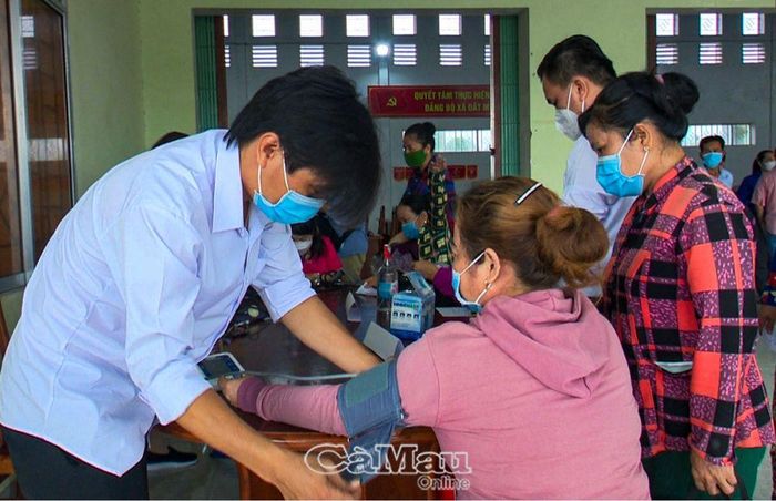 Khám sàng lọc để phát hiện sớm bệnh cao huyết áp tại xã Đất Mũi, huyện Ngọc Hiển.