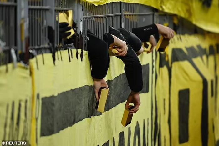 Trận đấu với Newcastle trên sân Signal Iduna Park chứng kiến cuộc biểu tình quy mô lớn mới nhất của họ. Ảnh: Reuters