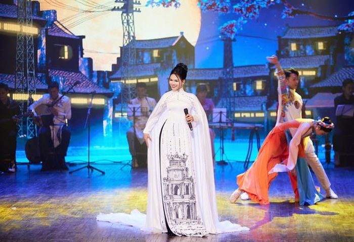 Đoàn Thị Linh tại đêm chung kết Giọng hát trẻ Hà Nội